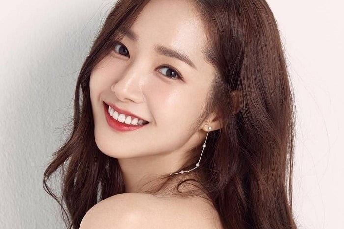 Đá lạnh từ lâu được xem là “công cụ” làm đẹp dễ dùng, giúp xoa dịu da, làm nhỏ lỗ chân lông và giảm sưng tức thời.