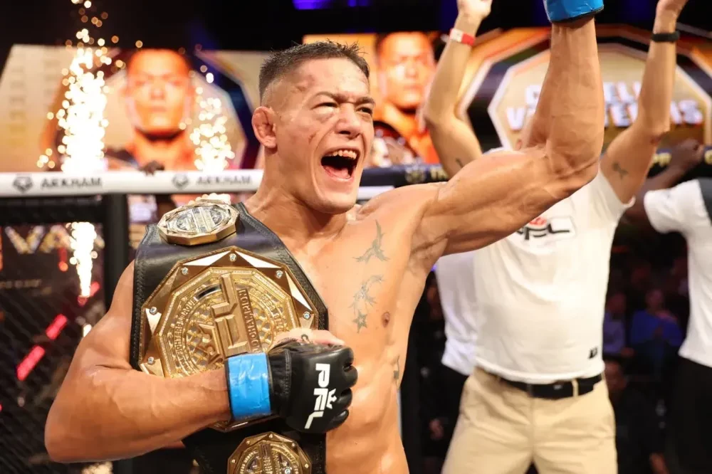 Costello van Steenis đang giữ đai vô địch hạng trung PFL