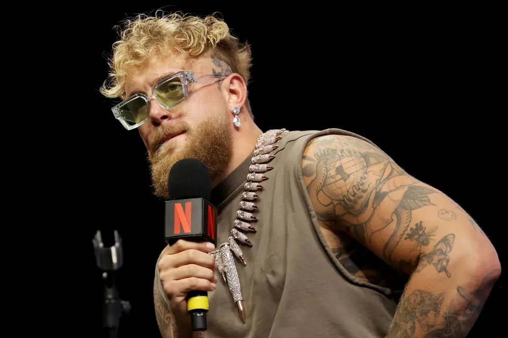 Jake Paul và Anthony Joshua trong một sự kiện họp báo