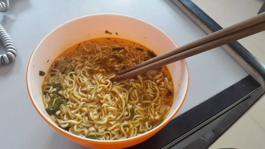 Mì tôm chứa nhiều muối, do đó với người mắc bệnh tim mạch hoặc cao huyết áp, việc tiêu thụ quá nhiều natri có thể làm tăng áp lực lên thành mạch