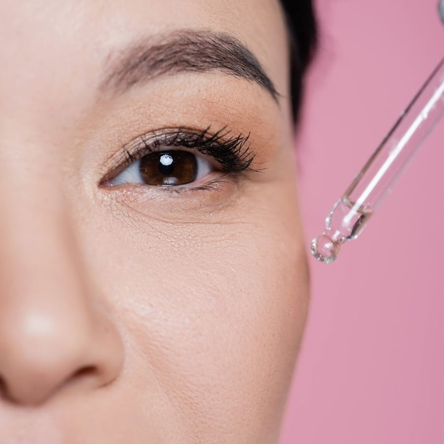 Vitamin C hoạt động như một chất chống oxy hóa mạnh, bảo vệ da trước tác động của môi trường, đồng thời đóng vai trò như “vật liệu xây dựng” hỗ trợ cơ thể tổng hợp collagen. 