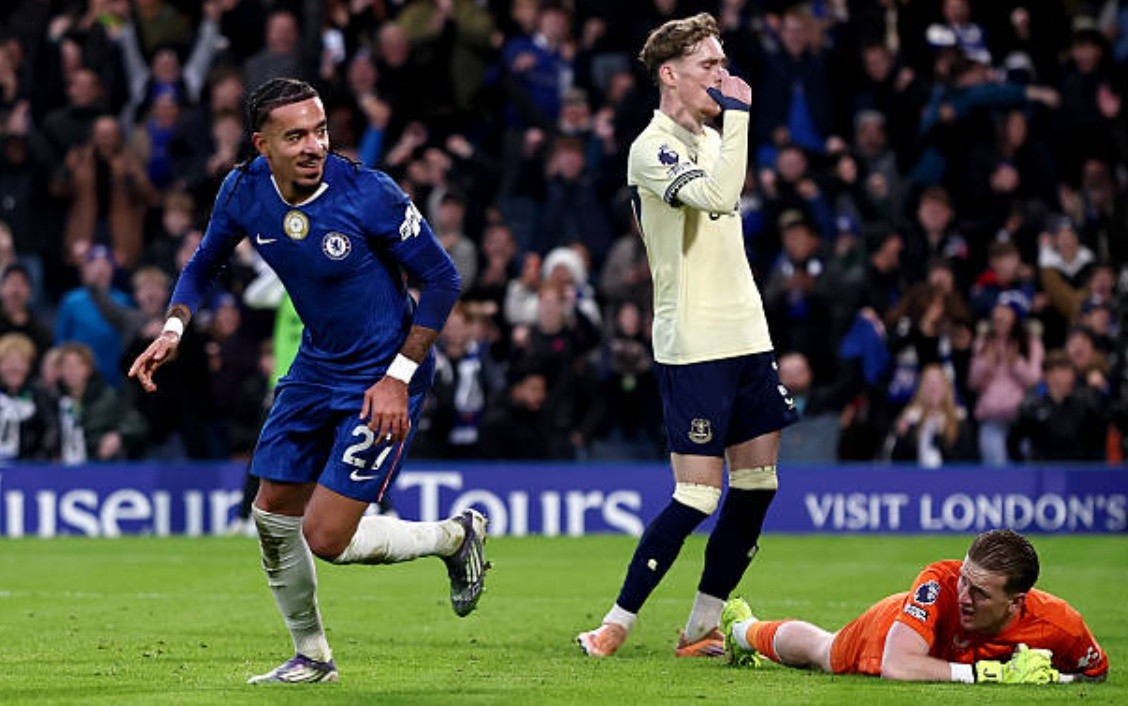 Gusto khiến khán đài Stamford Bridge bùng nổ.