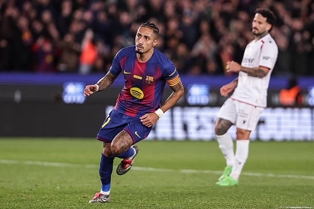 Raphinha tỏa sáng, giúp Barcelona đánh bại Osasuna với tỷ số 2-0.