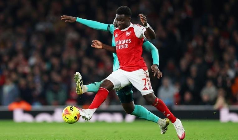 Saka cho thấy khả năng tấn công lẫn phòng ngự toàn diện.