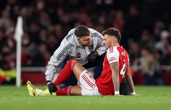 White dính chấn thương.