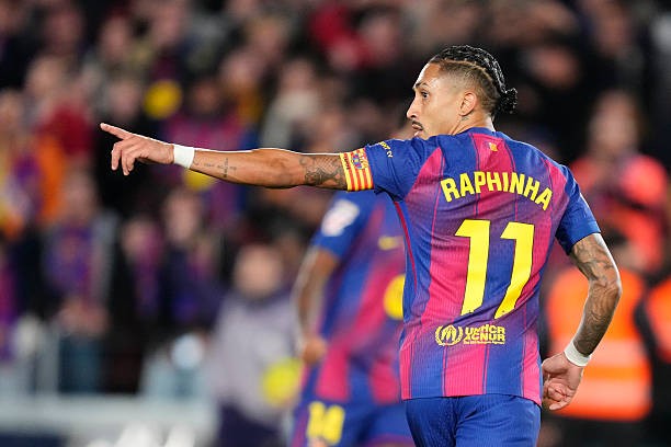 Raphinha tỏa sáng trước Osasuna.