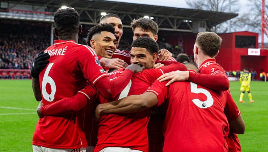 Forest đè bẹp Tottenham tại City Ground.