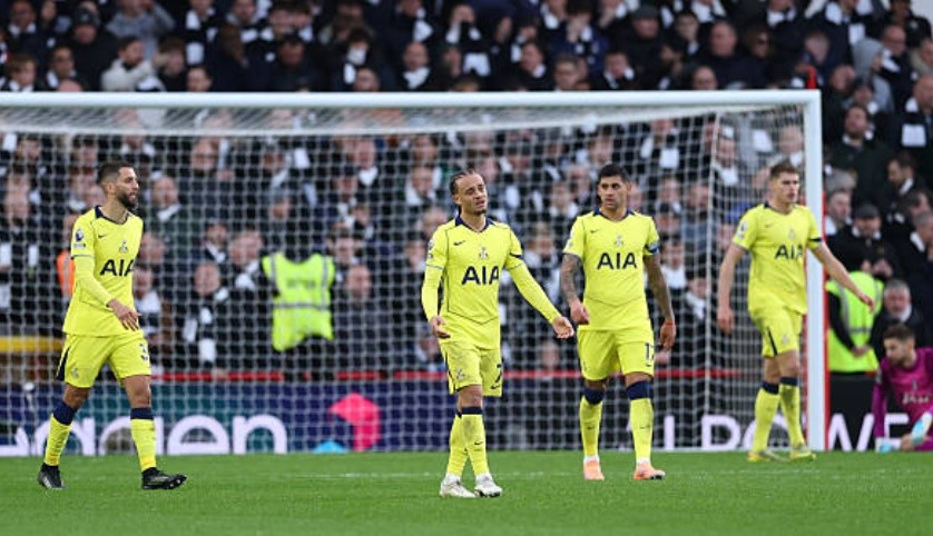 Vẻ mặt thất thần của các cầu thủ Spurs/