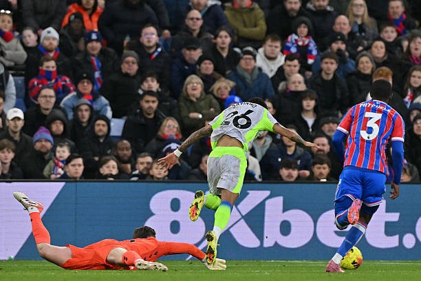 Savinho mang về quả penalty cho Man City. 