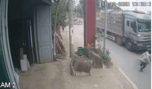 Theo thông tin từ VOV, ngoài vụ việc đẩy CSGT vào đầu xe tải, Thịnh còn từng có hành vi nhốt cán bộ công an xã trong nhà. 