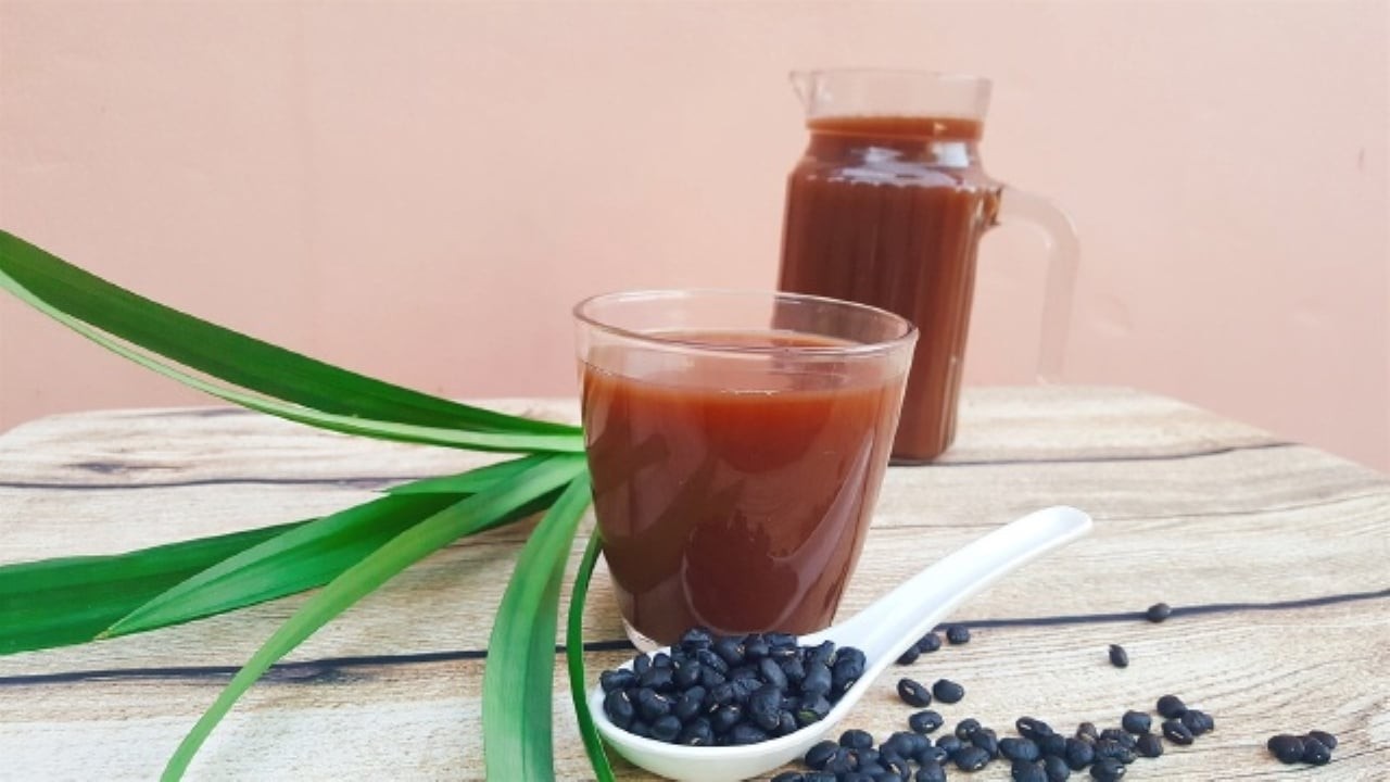 Nước đậu đen lá dứa uống tốt cho sức khỏe, đặc biệt đối với người có axit uric cao và nguy cơ gout.