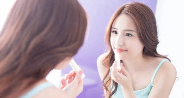 Phục hồi môi khô nứt không chỉ dừng lại ở cấp ẩm mà quan trọng hơn là tái tạo lớp màng khoá ẩm tự nhiên. 