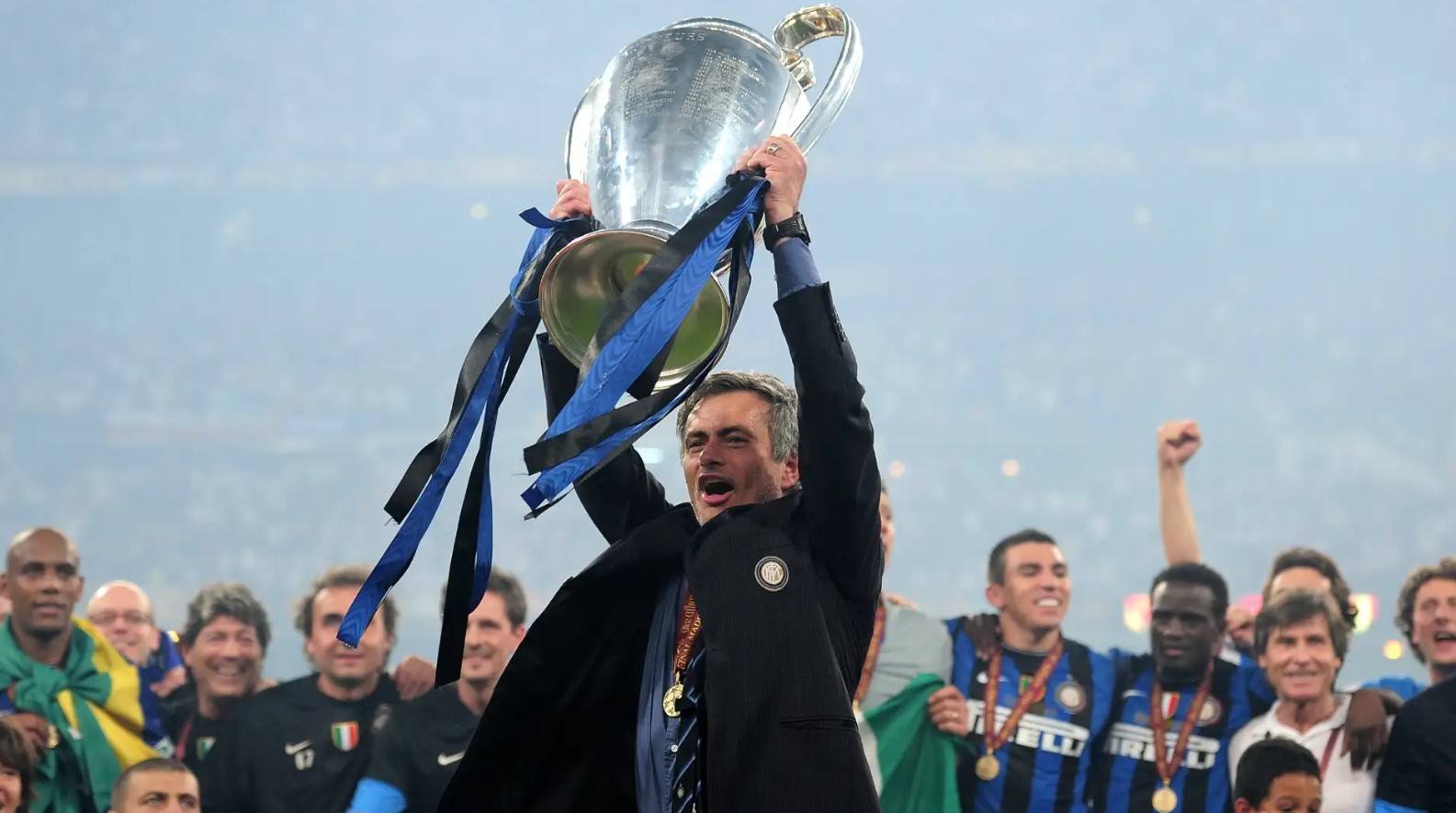 HLV Jose Mourinho giúp Inter Milan giành cú ăn 3 vĩ đại năm 2010.