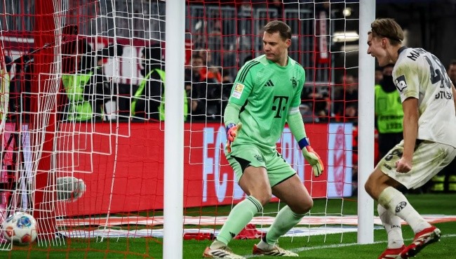 Khung thành Neuer bị chọc thủng lưới.