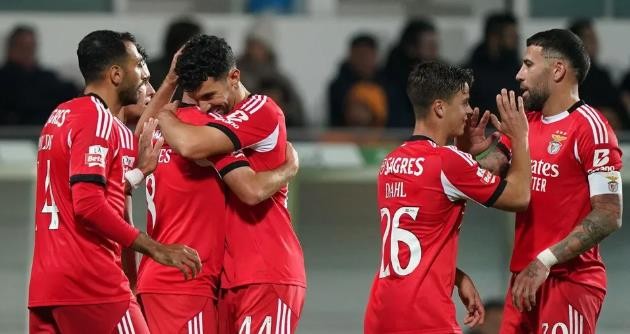Benfica giành chiến thắng tưng bừng.