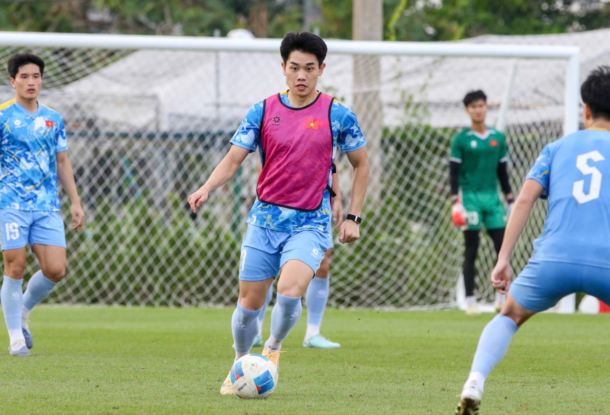 U22 Philippines sẽ tìm cách phong tỏa Đình Bắc. Ảnh: VFF.