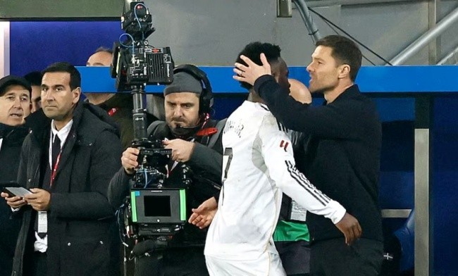 Alonso đòi quả 11m cho Real ở tình huống Vinicius bị phạm lỗi.