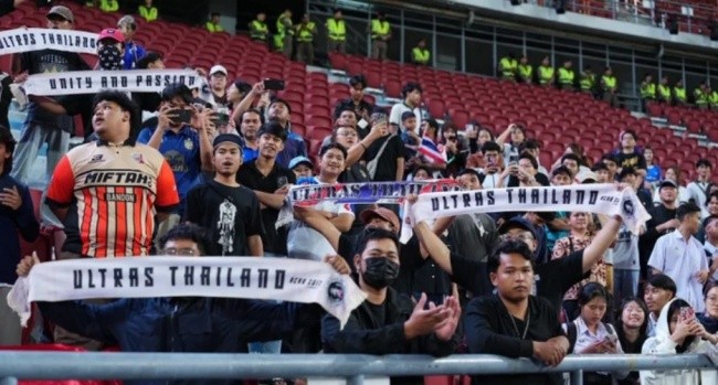 CĐV Thái Lan thất vọng khi tuyển nữ phải dừng bước ở bán kết.