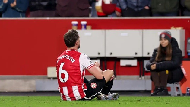 Henderson đã tri ân người đồng đội cũ Jota sau bàn mở tỷ số.