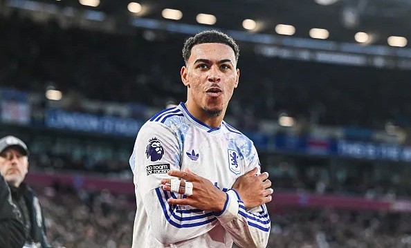  Rogers giúp Villa bám đuổi nhóm đầu.