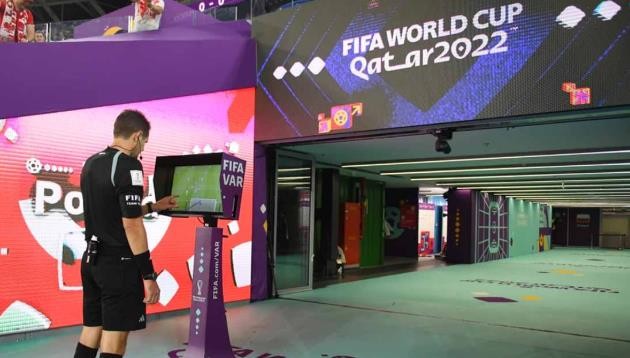 VAR vẫn gây nhiều tranh cãi cho đến nay.