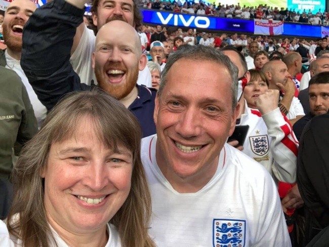 Hai cổ động viên Reg và Mark Lawton thất vọng bởi mức giá vé quá cao.