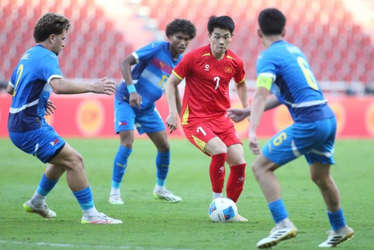 Đình Bắc được đối phương chăm sóc kỹ lưỡng.