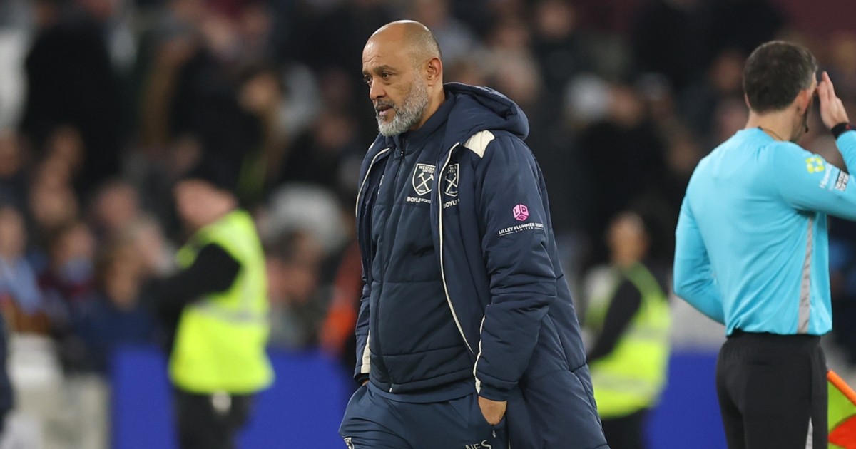 HLV Nuno Espirito Santo chịu áp lực lớn với những quyết định nhân sự khó hiểu.