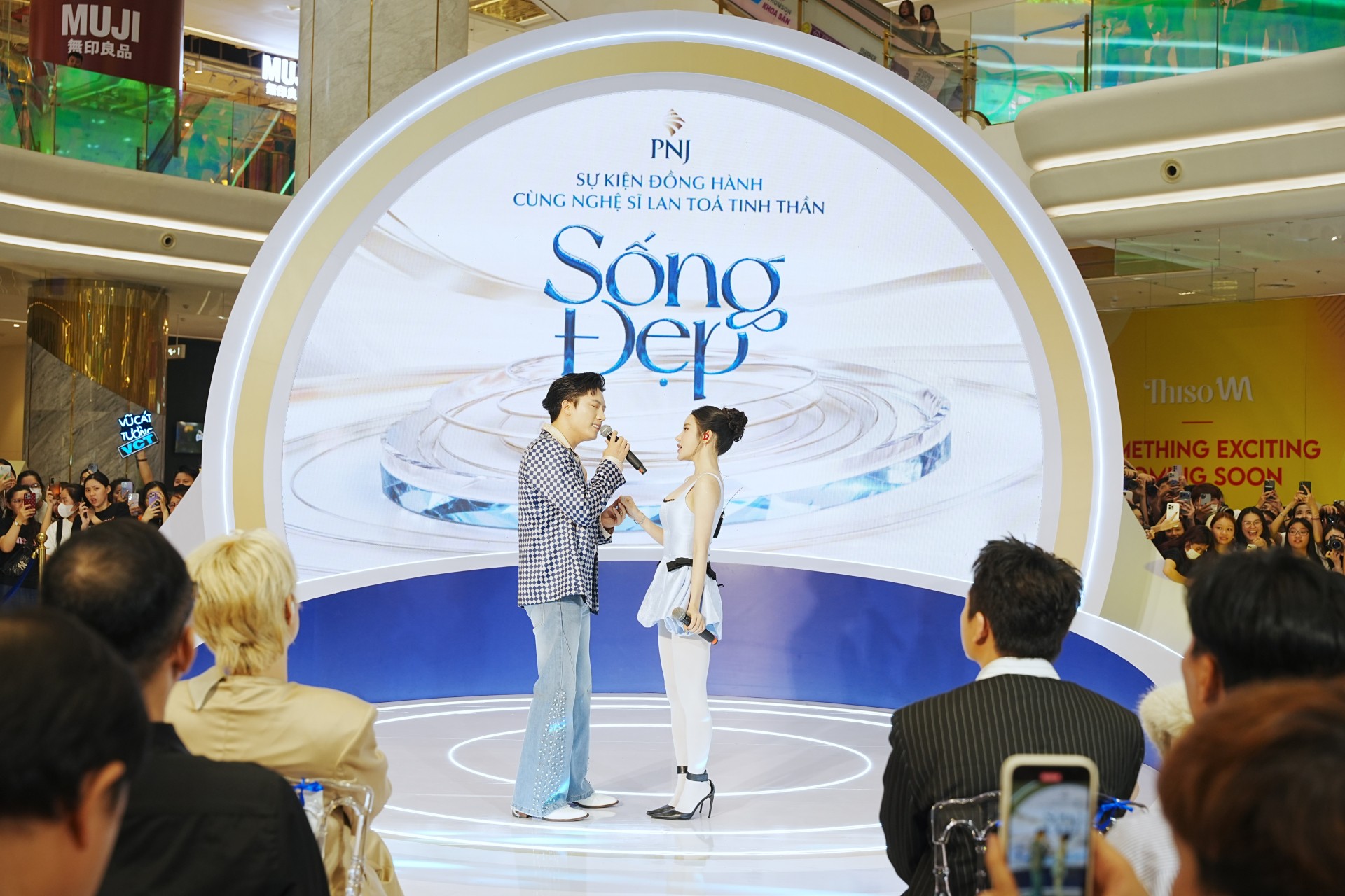 Ca sĩ Anh Tú và ca sĩ LyLy