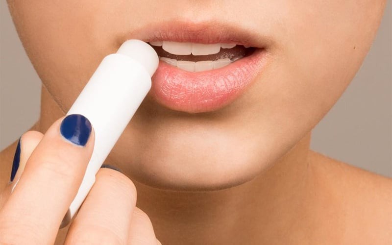 Son dưỡng môi vani mang lại cảm giác dễ chịu nhờ mùi hương ngọt nhẹ, thư giãn. 
