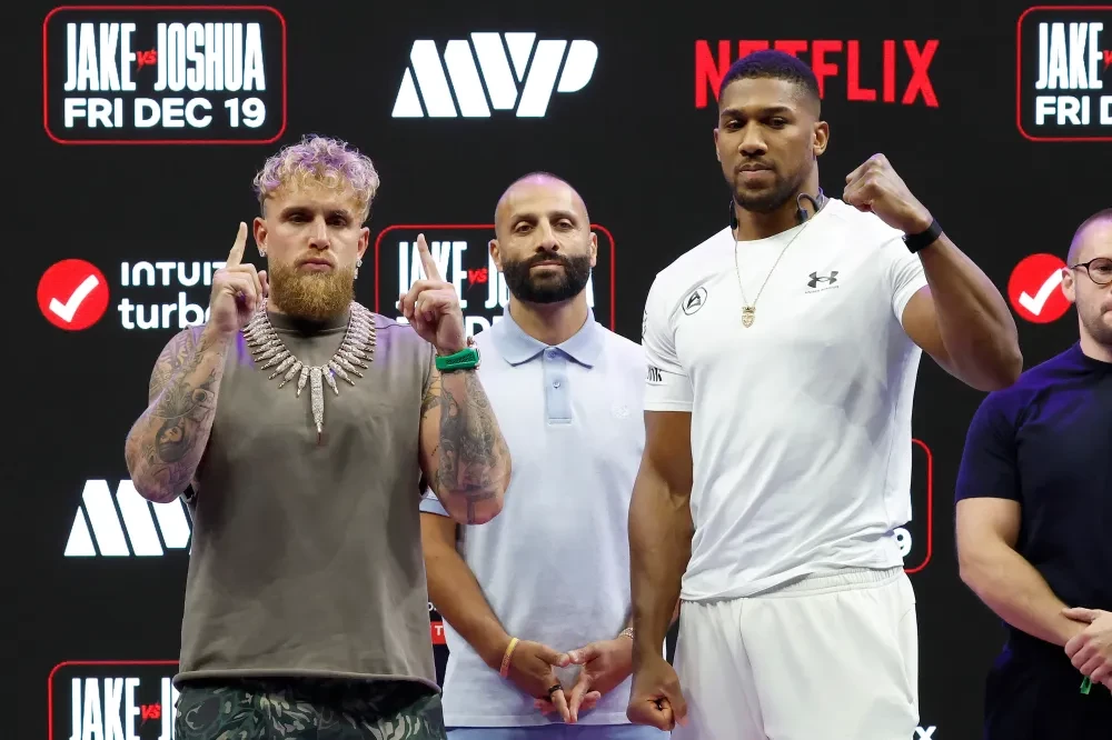 Jake Paul và Anthony Joshua trong buổi họp báo