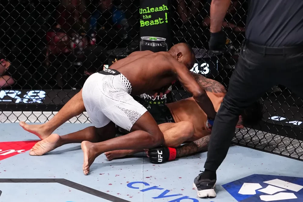 Manel Kape ăn mừng chiến thắng trước Brandon Royval tại UFC Vegas 112