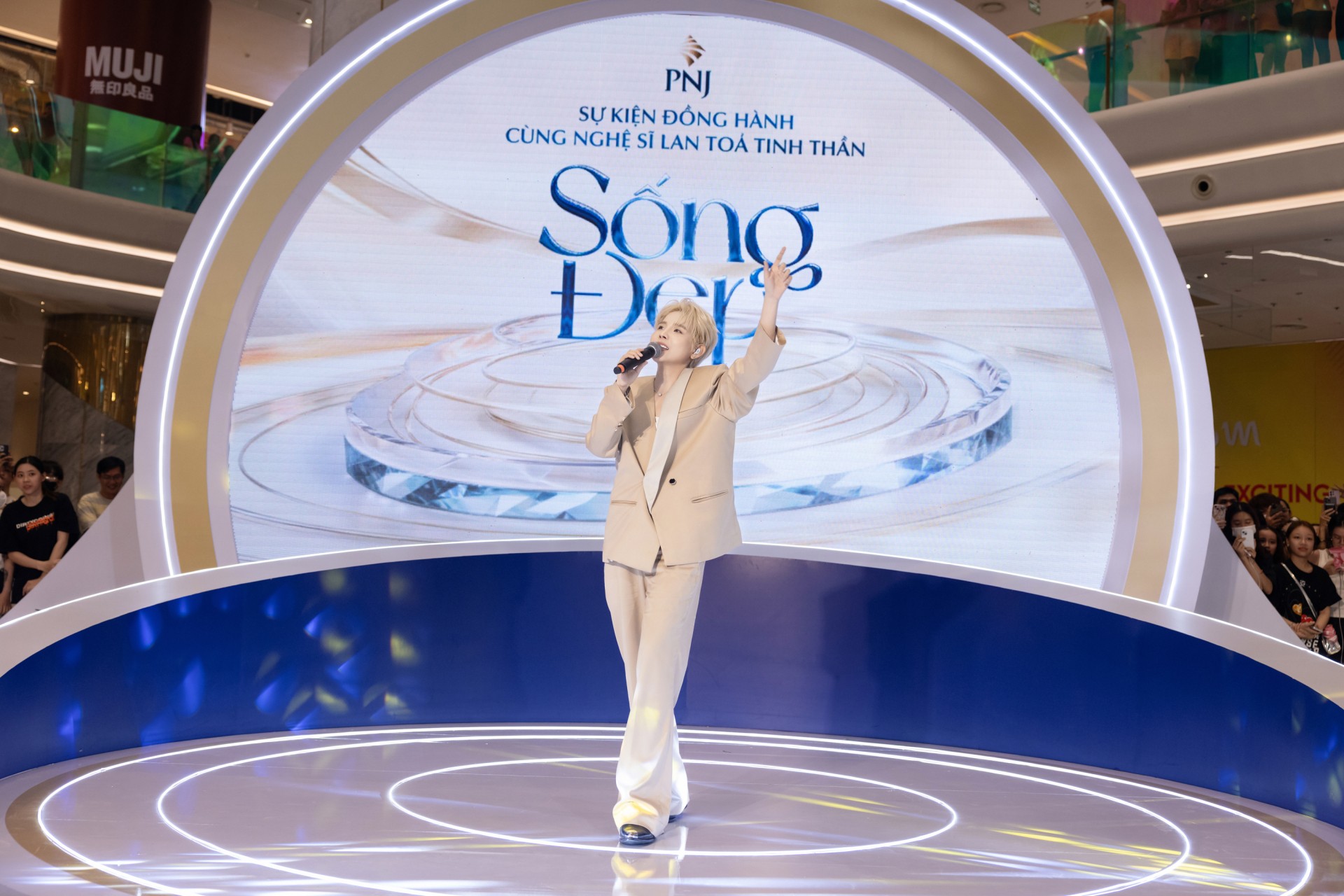 Nghệ sĩ Vũ Cát Tường tham gia sự kiện1