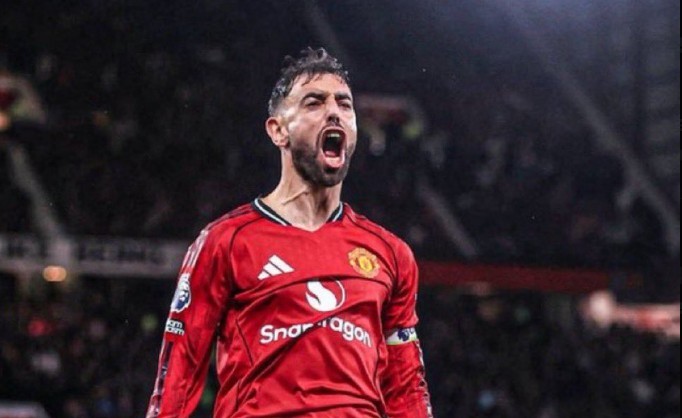 Fernandes ghi bàn cho Man United.