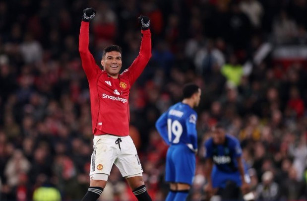 Casemiro đánh đầu tung lưới Bournemouth.