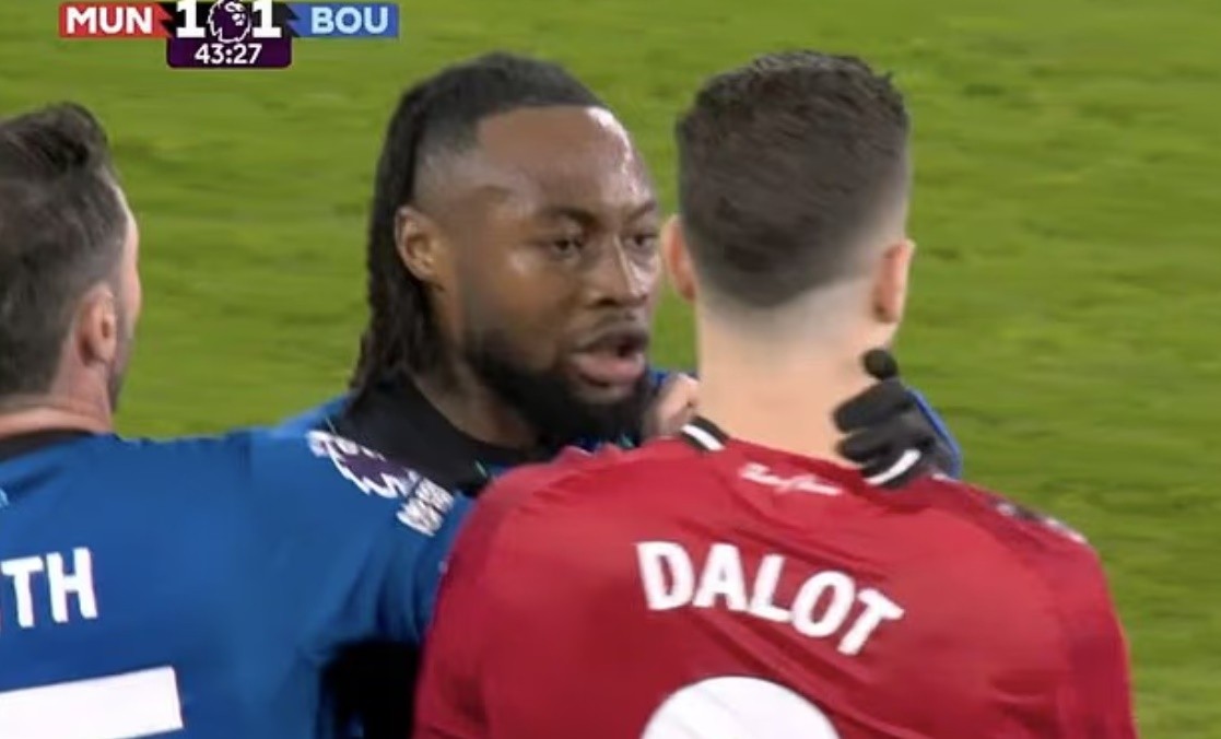 Semenyo bóp cổ Dalot.