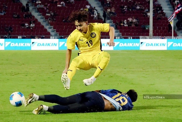 Aiman đã bị đuổi từ sớm.