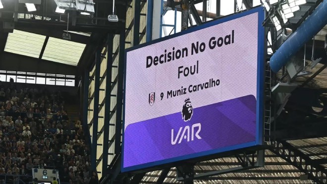Công nghệ VAR hỗ trợ trọng tài xác định lỗi việt vị. 