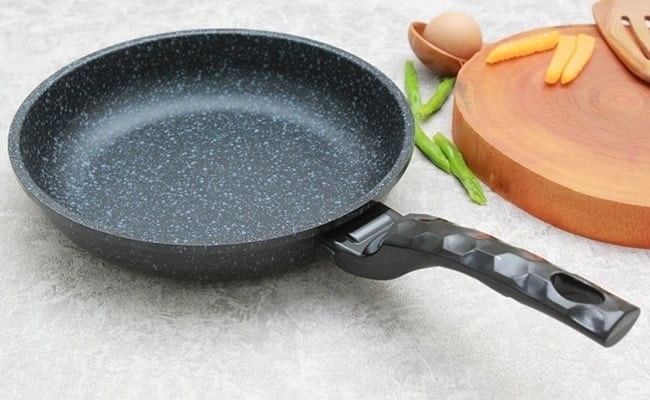 Đối với những chiếc chảo đã dùng lâu, lớp chống dính thường bị mất khiến thức ăn dễ bám và chảo dễ gỉ sét.