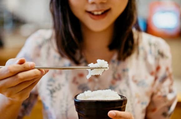 Dù chứa nhiều tinh bột kháng hơn, cơm nguội vẫn là thực phẩm giàu tinh bột, vì vậy ăn quá nhiều vẫn có thể làm tăng đường huyết.