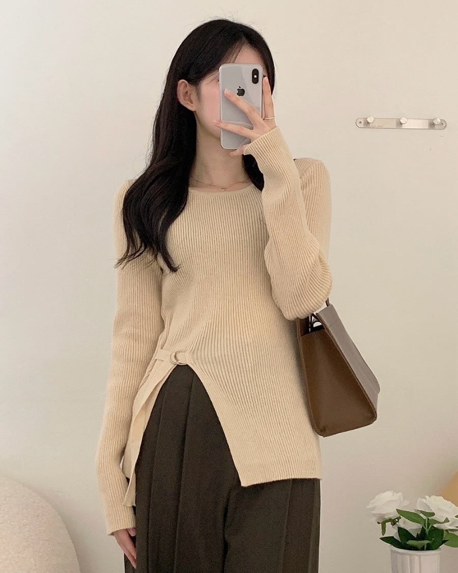 Áo len đi cùng quần âu luôn mang lại sự chỉn chu vừa đủ, đặc biệt phù hợp với môi trường công sở những ngày đông lạnh. 