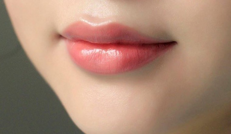 Cà chua giàu vitamin A, C và B6, không chỉ tốt cho sức khỏe mà còn có khả năng làm hồng môi tự nhiên.