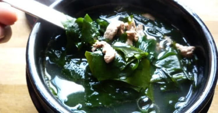 Món canh rong biển thịt bò hoàn thành nhìn vừa bắt mắt vừa ngon