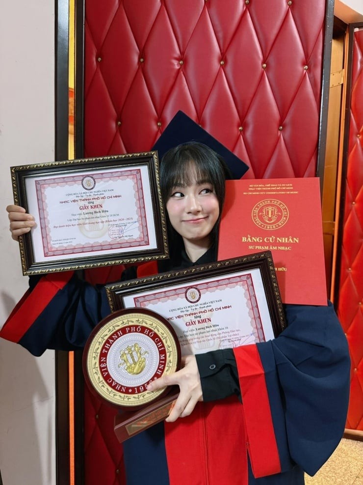 Lương Bích Hữu tốt nghiệp đại học ở tuổi 41
