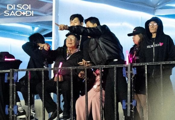 Qua fancam ghi lại được, dễ thấy nam diễn viên tương tác và trò chuyện thân thiết với bố mẹ Mỹ Tâm.