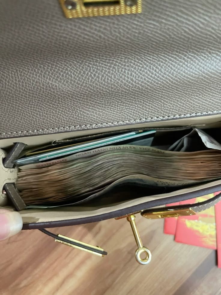 Mơ nhặt được tiền, vàng là giấc mơ báo hiệu sự tốt lành về tài chính