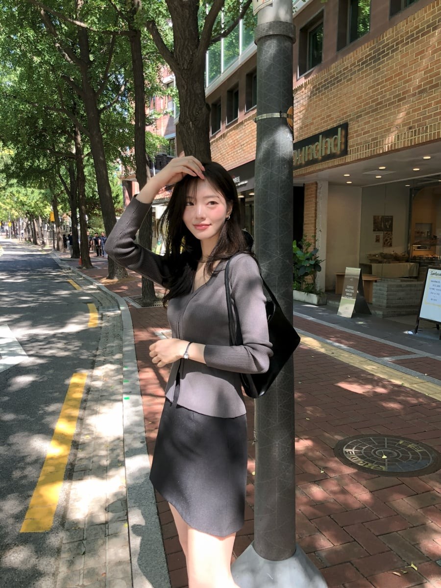 Sự kết hợp giữa áo len dáng rộng và chân váy ngắn luôn tạo hiệu ứng trẻ trung, tươi sáng, đặc biệt phù hợp với những ngày bạn muốn đổi gió phong cách