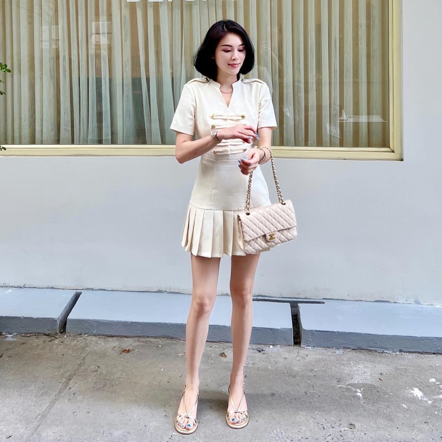 Tất cả hòa lại tạo nên vẻ ngoài mềm mại nhưng đầy cuốn hút.