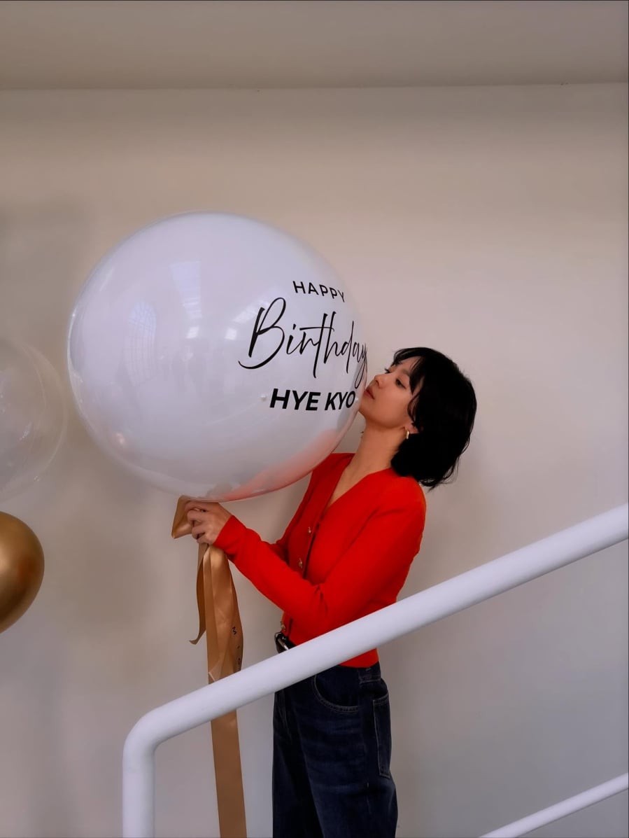 Nhờ đôi khuyên tai nhỏ xinh, tổng thể càng thêm tinh tế và sáng gương mặt.