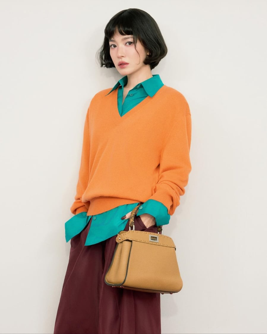 Sự xuất hiện của chiếc túi màu be giúp tổng thể hài hòa, giữ trọn nét sang trọng.